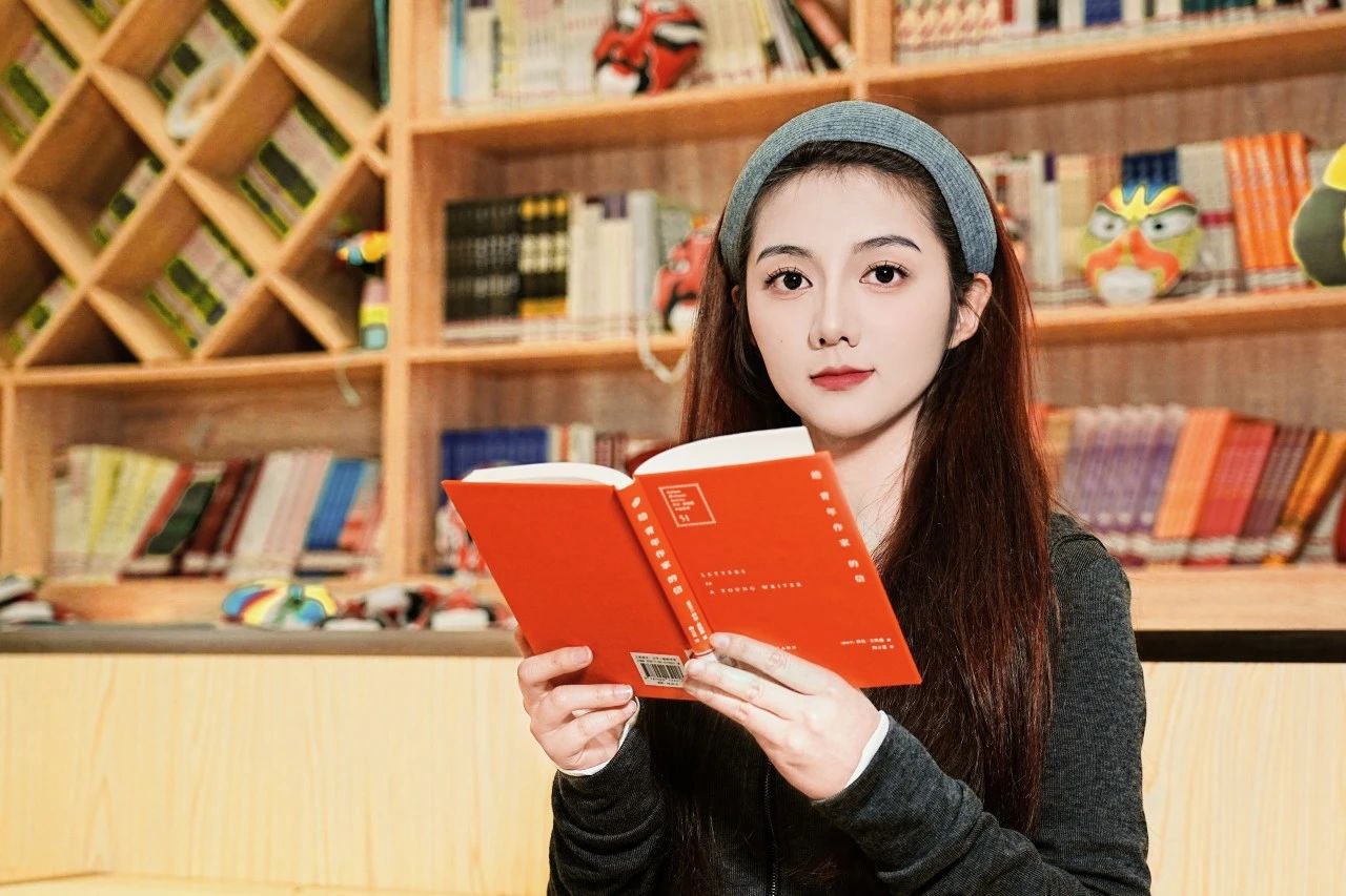 走進(jìn)云商 | 在書頁間遇見云商的溫柔