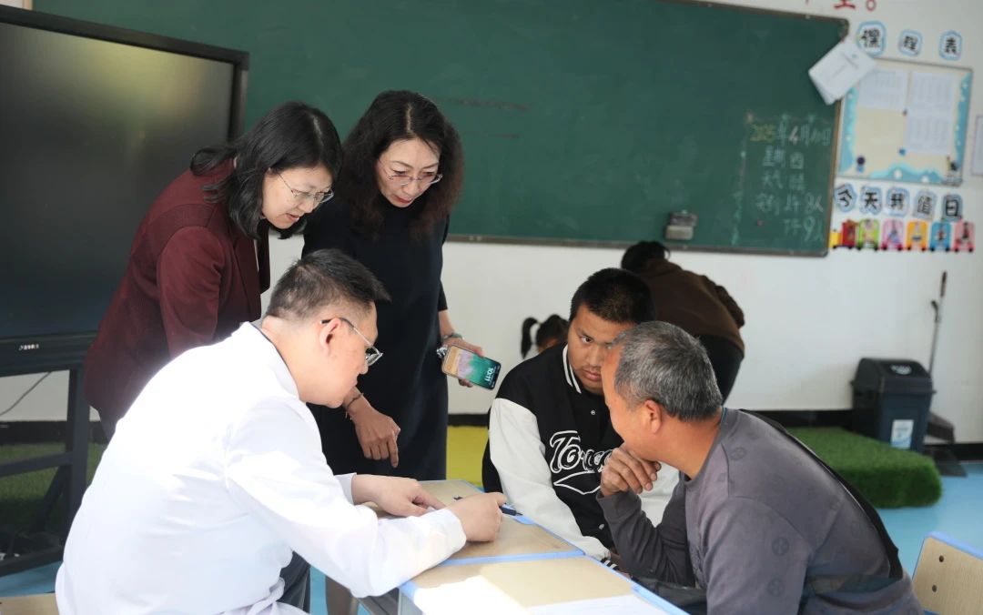 【滬上春風(fēng)送希望 醫(yī)者仁心護(hù)健康】云南商務(wù)職業(yè)學(xué)院聯(lián)合上海壹博醫(yī)療集團(tuán)赴大理開展愛(ài)心義診活動(dòng)
