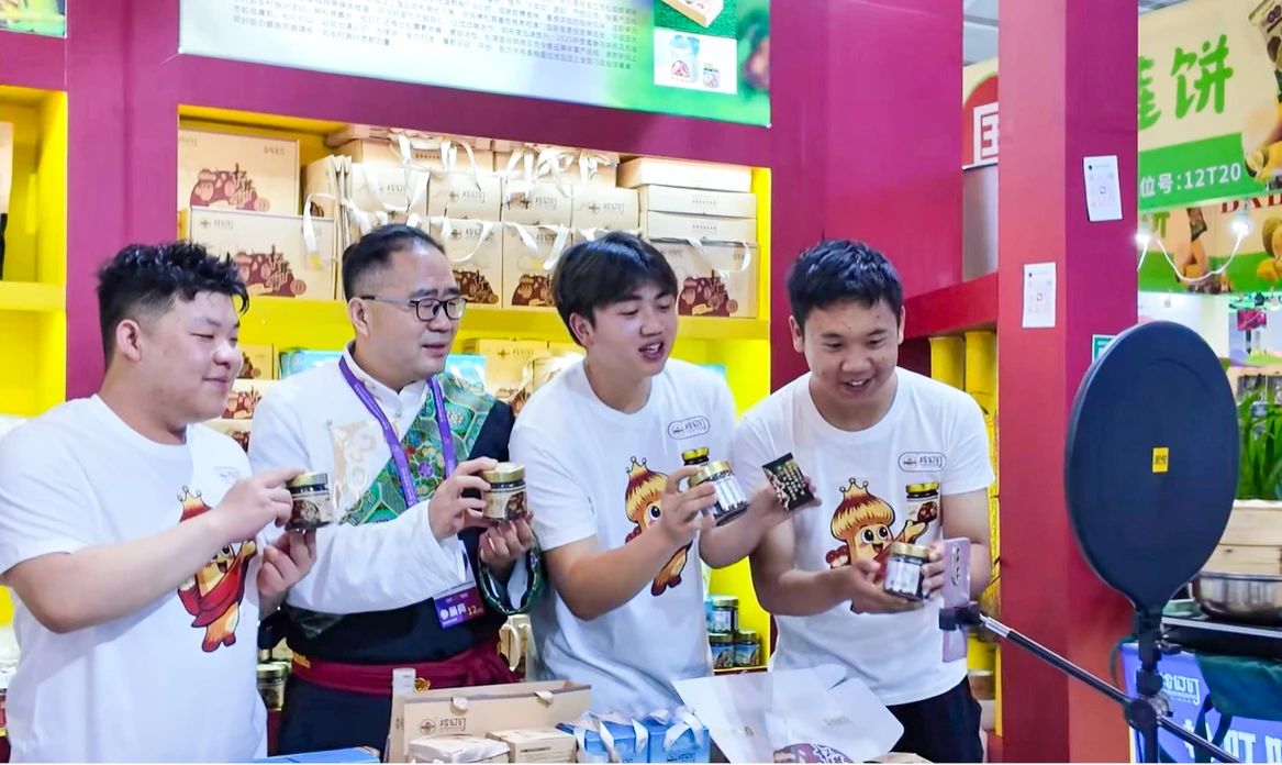 云商學(xué)子南博會(huì)實(shí)戰(zhàn)鍛練“全球賣”真功夫