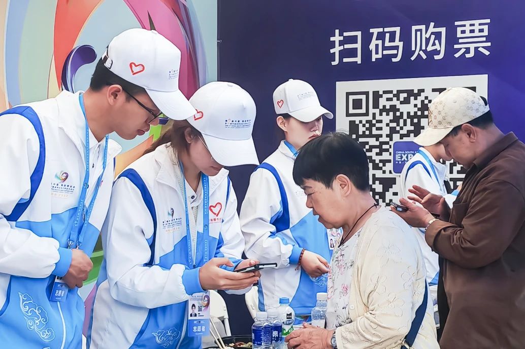 展青春風(fēng)采，揚(yáng)志愿精神 | 云商青年變身“小白云”共赴南博之約