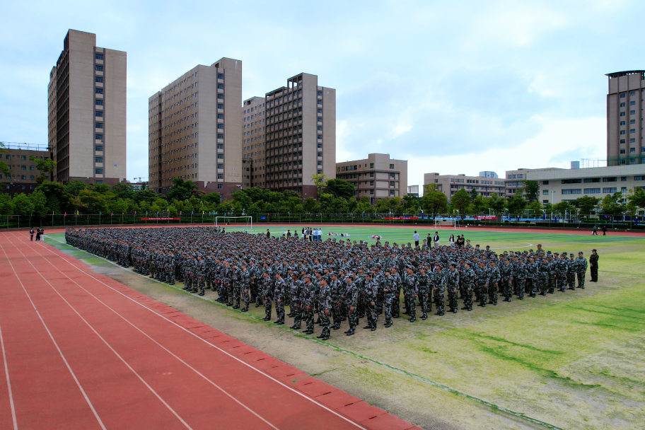 云南商務(wù)職業(yè)學(xué)院2025級新生開學(xué)典禮暨軍訓(xùn)啟動儀式順利舉行