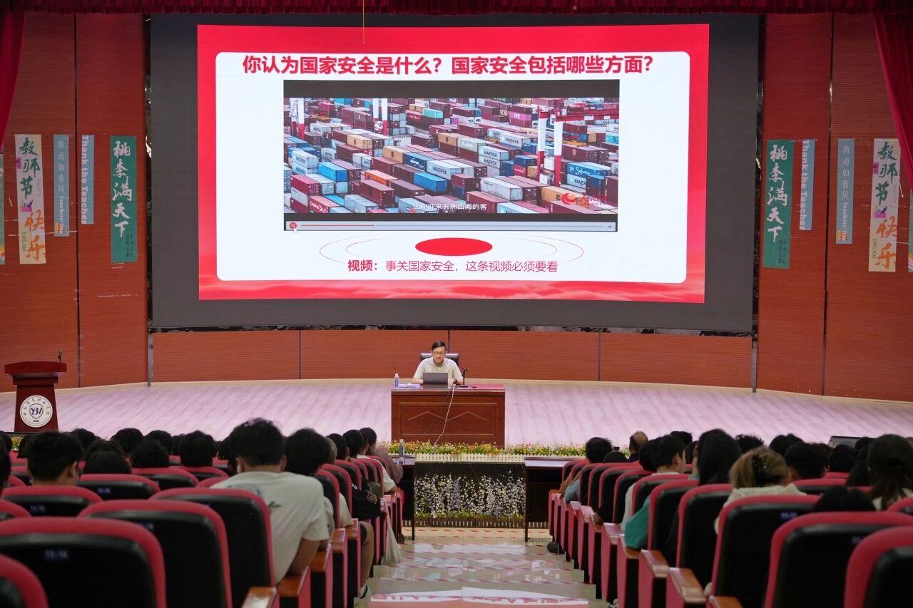 嵩明縣國家安全宣傳進(jìn)高校活動暨云南商務(wù)職業(yè)學(xué)院專題講座順利舉辦