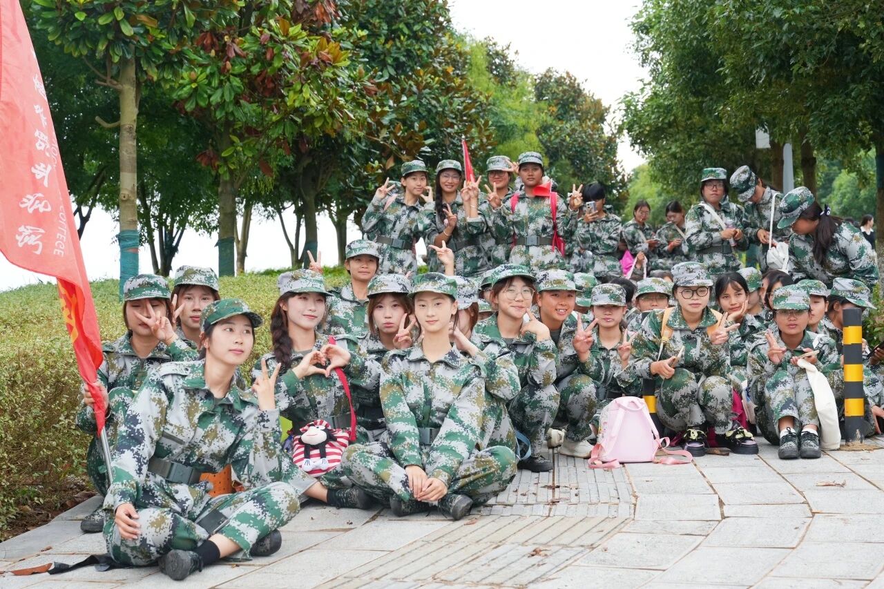 礪青春之志，鑄強軍之魂——云南商務(wù)職業(yè)學(xué)院2025級新生軍訓(xùn)野外拉練圓滿舉辦 ?