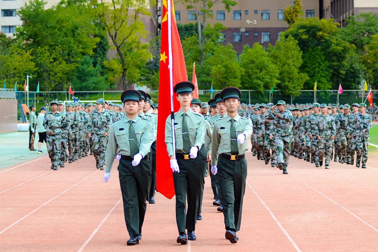 云南商務(wù)職業(yè)學(xué)院2025級(jí)新生軍訓(xùn)成果展示暨表彰大會(huì)圓滿舉行