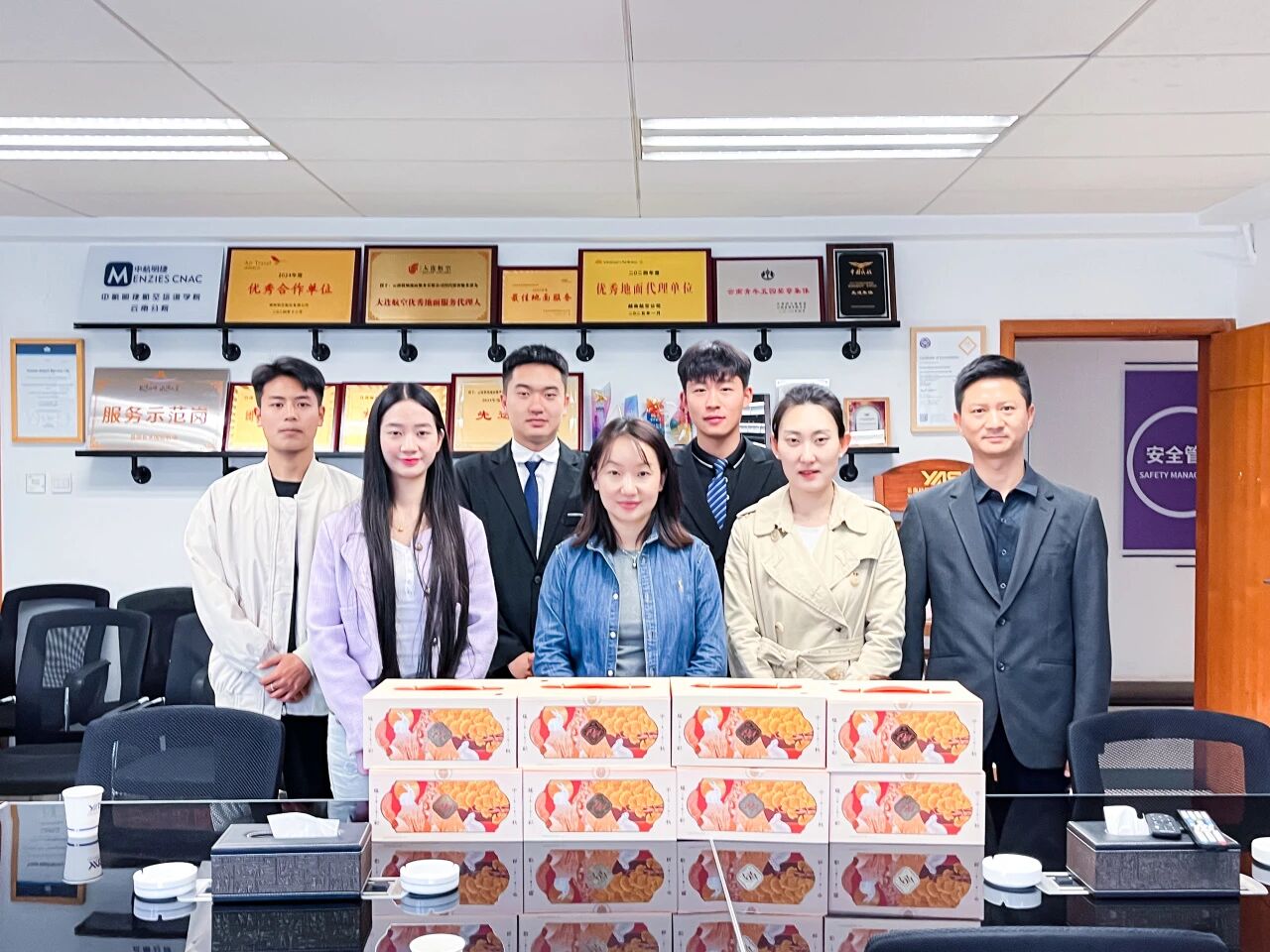 云南商務(wù)職業(yè)學(xué)院商務(wù)文旅學(xué)院赴云南機(jī)場(chǎng)地面服務(wù)有限公司開展實(shí)習(xí)生慰問活動(dòng)