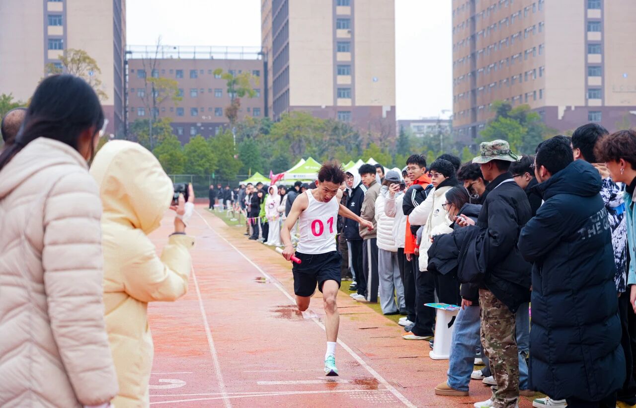 熱血激蕩！云商學(xué)子燃動(dòng)運(yùn)動(dòng)會(huì)賽場(chǎng)