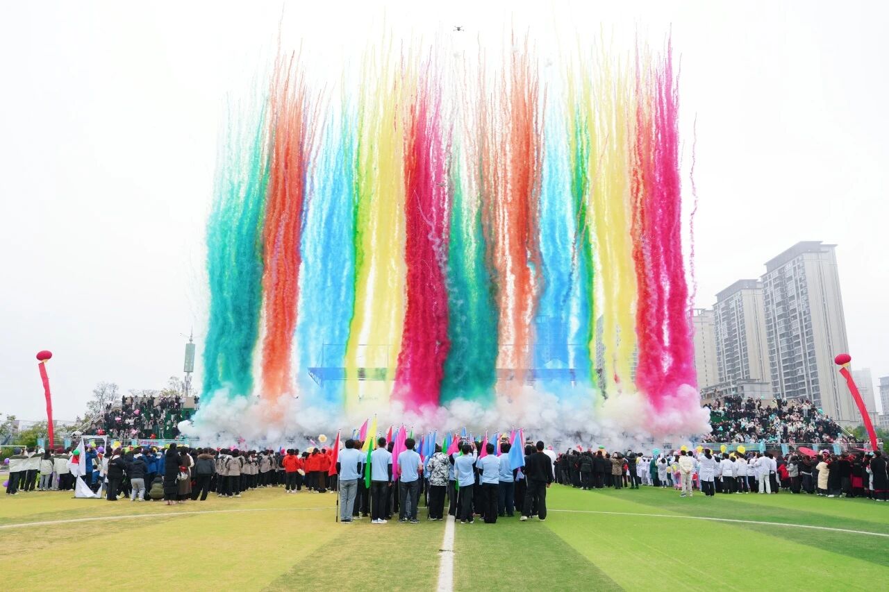 云南商務(wù)職業(yè)學(xué)院2025年“躍動(dòng)校園 燃動(dòng)未來”冬季田徑運(yùn)動(dòng)會(huì)盛大開幕