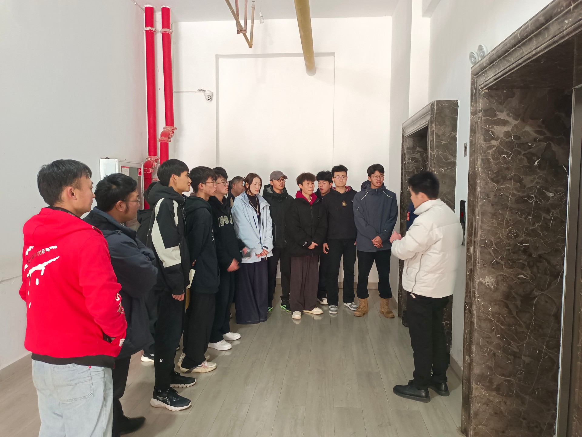 安全無小事，防范在平時(shí)——總務(wù)處聯(lián)合電梯公司開展電梯困人事故模擬演練