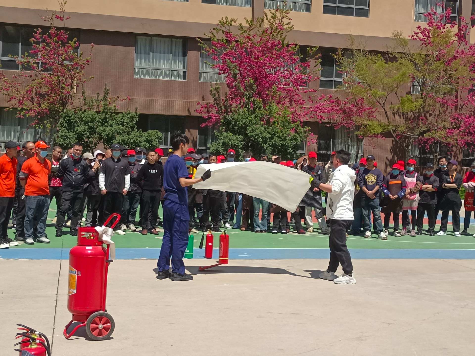 消防安全始于心，防范未“燃”踐于行——后勤員工滅火器使用培訓(xùn)