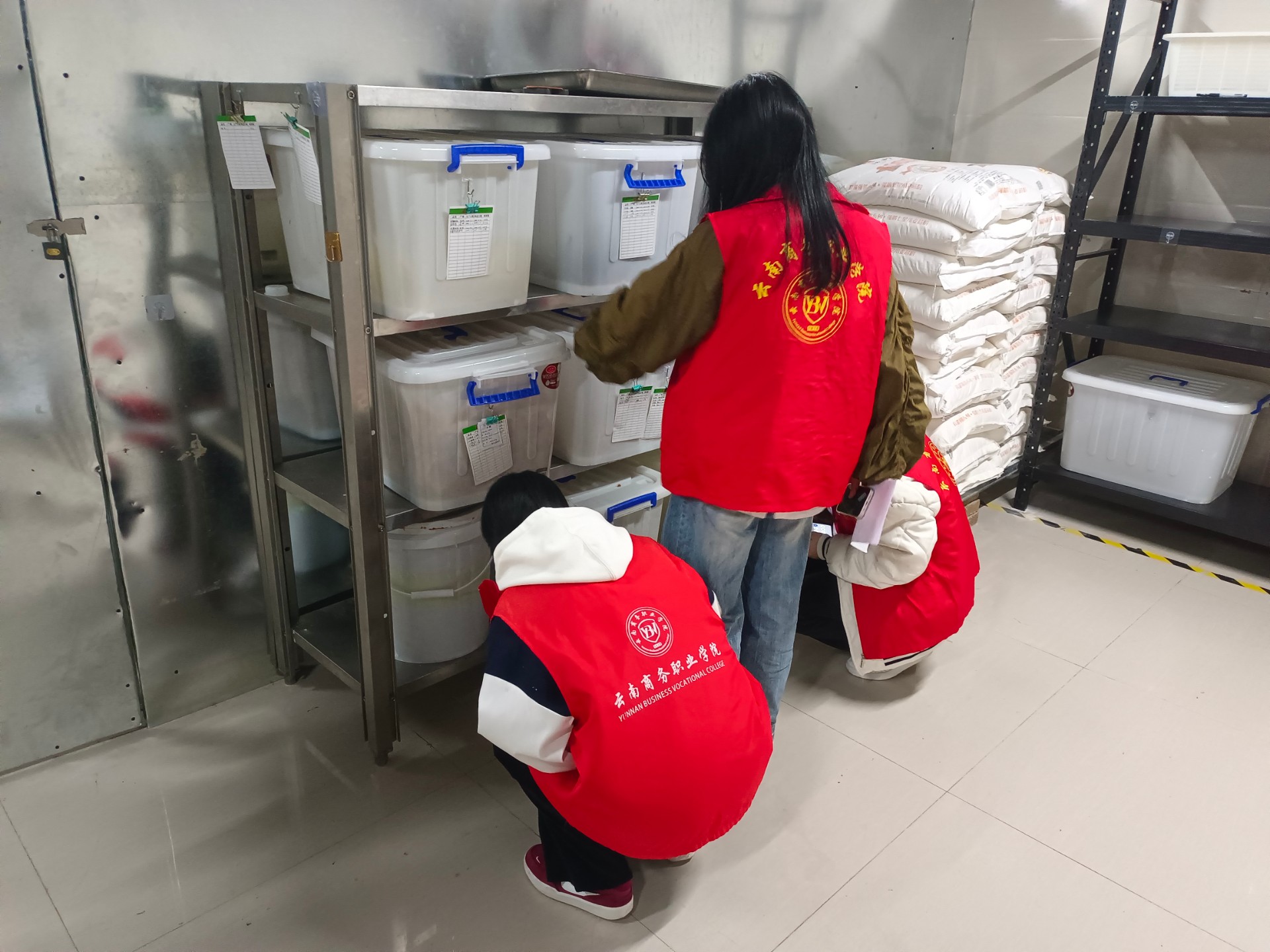 守護(hù)舌尖上的校園安全——食品安全檢查行動