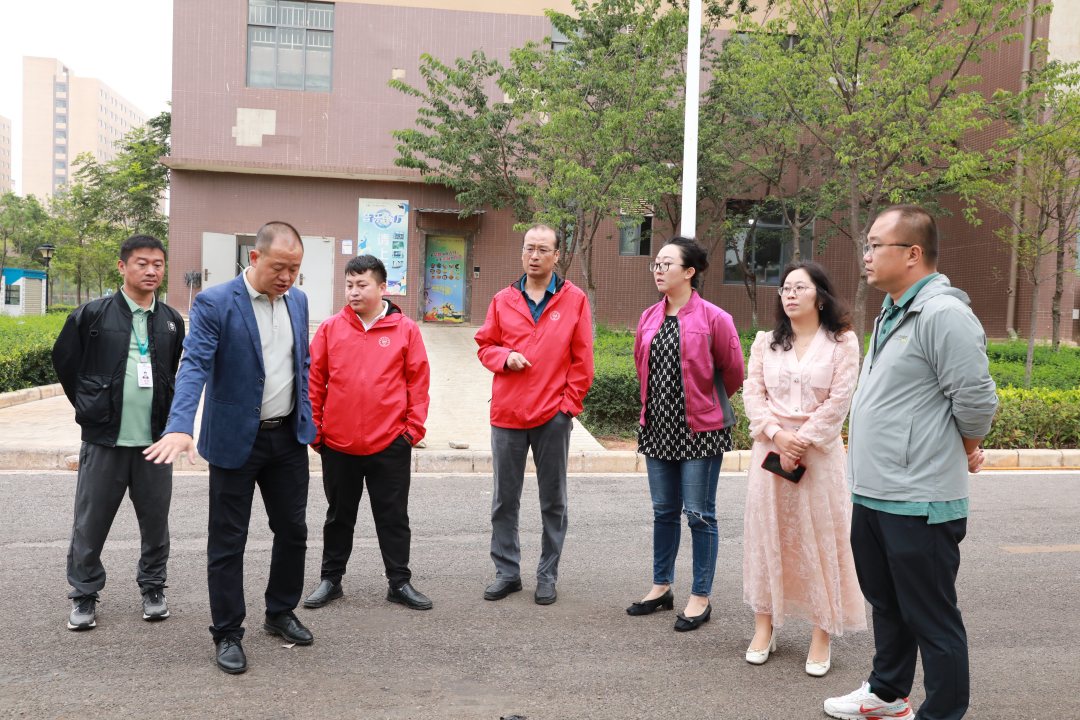 圍繞、關(guān)愛、服務(wù)，陪伴學(xué)生健康成長——校領(lǐng)導(dǎo)走訪學(xué)生宿舍和調(diào)研校園環(huán)境