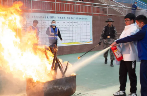 【消防演練】云南商務(wù)職業(yè)學(xué)院舉行2021年秋季學(xué)期“落實(shí)消防責(zé)任、防范安全風(fēng)險(xiǎn)”消防應(yīng)急疏散綜合演練