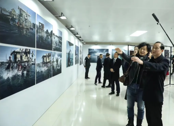 【大師影展】云南商務(wù)職業(yè)學(xué)院舉行“影話(huà)”攝影展