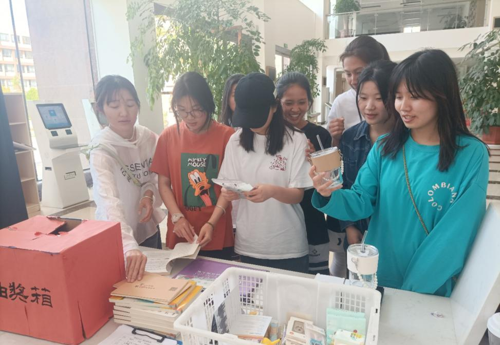 圖書館舉行“4.23世界讀書日”借書抽獎活動