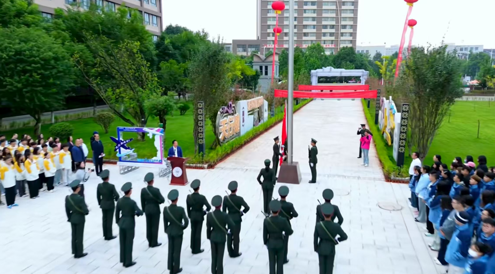 云南商務(wù)職業(yè)學(xué)院舉行2025年秋季學(xué)期“開(kāi)學(xué)第一課”暨國(guó)旗下的黨課第一講